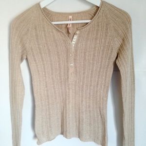 Beige long sleeve Abercrombie sweater!